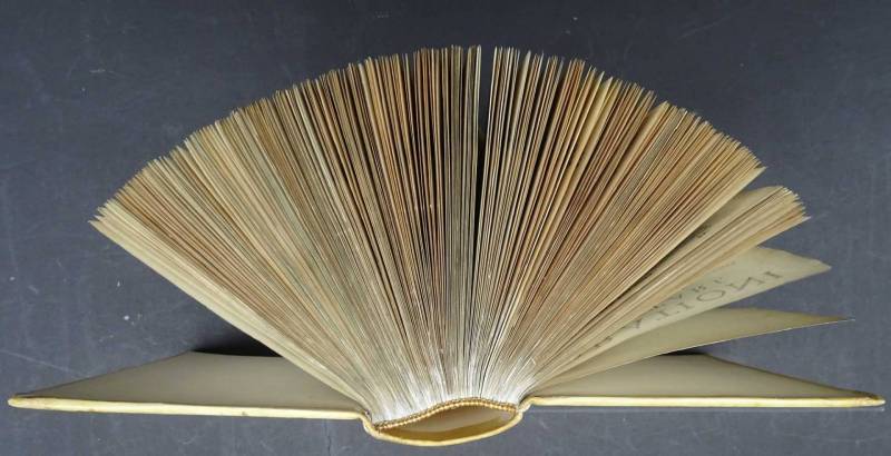 libro-aperto-sfogliato-2000x1024