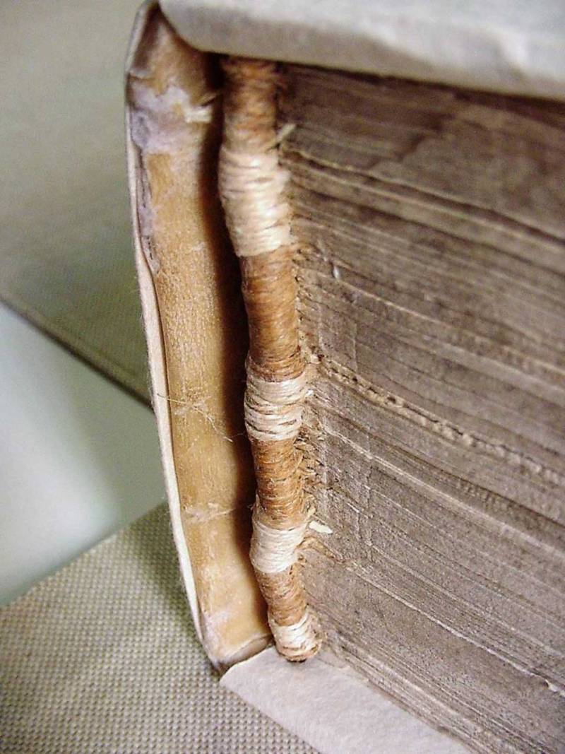 restauro-volumi-stampa-codici-cartacei-archiginnasio-bologna-1024x1365-dopo01