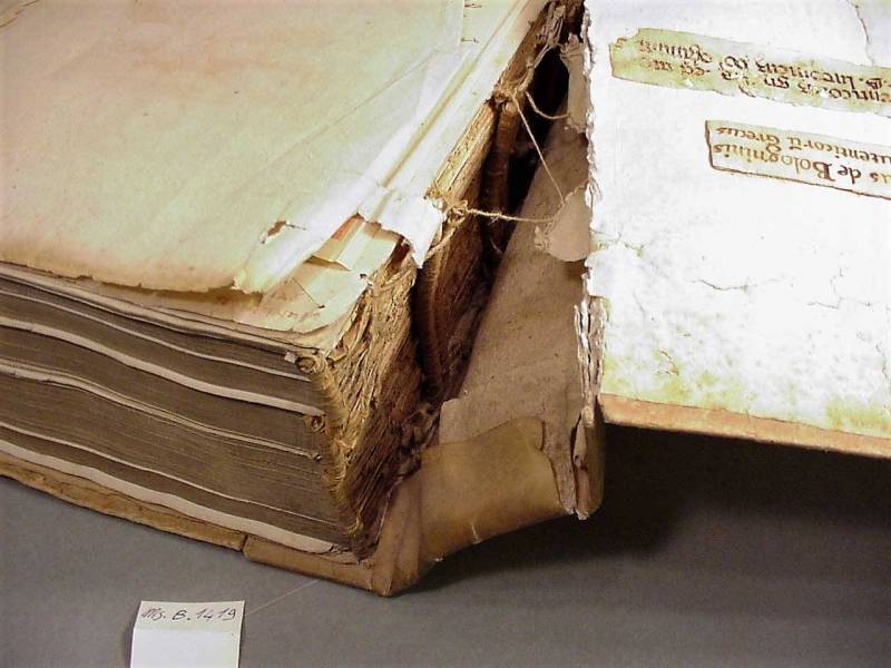 restauro-volumi-stampa-codici-cartacei-archiginnasio-bologna-1024x1365-prima03