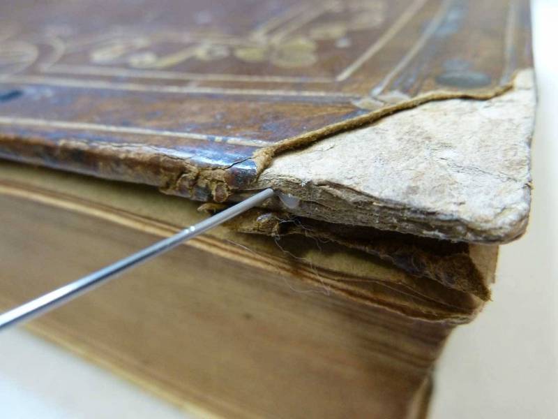 dettaglio-spigolo-libro-ago-1024x1365